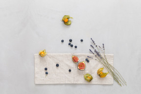 Buntes stillleben mit beeren und lavendelzweigen