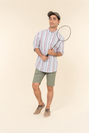 Jeune, caucasien, tenue, raquette tennis