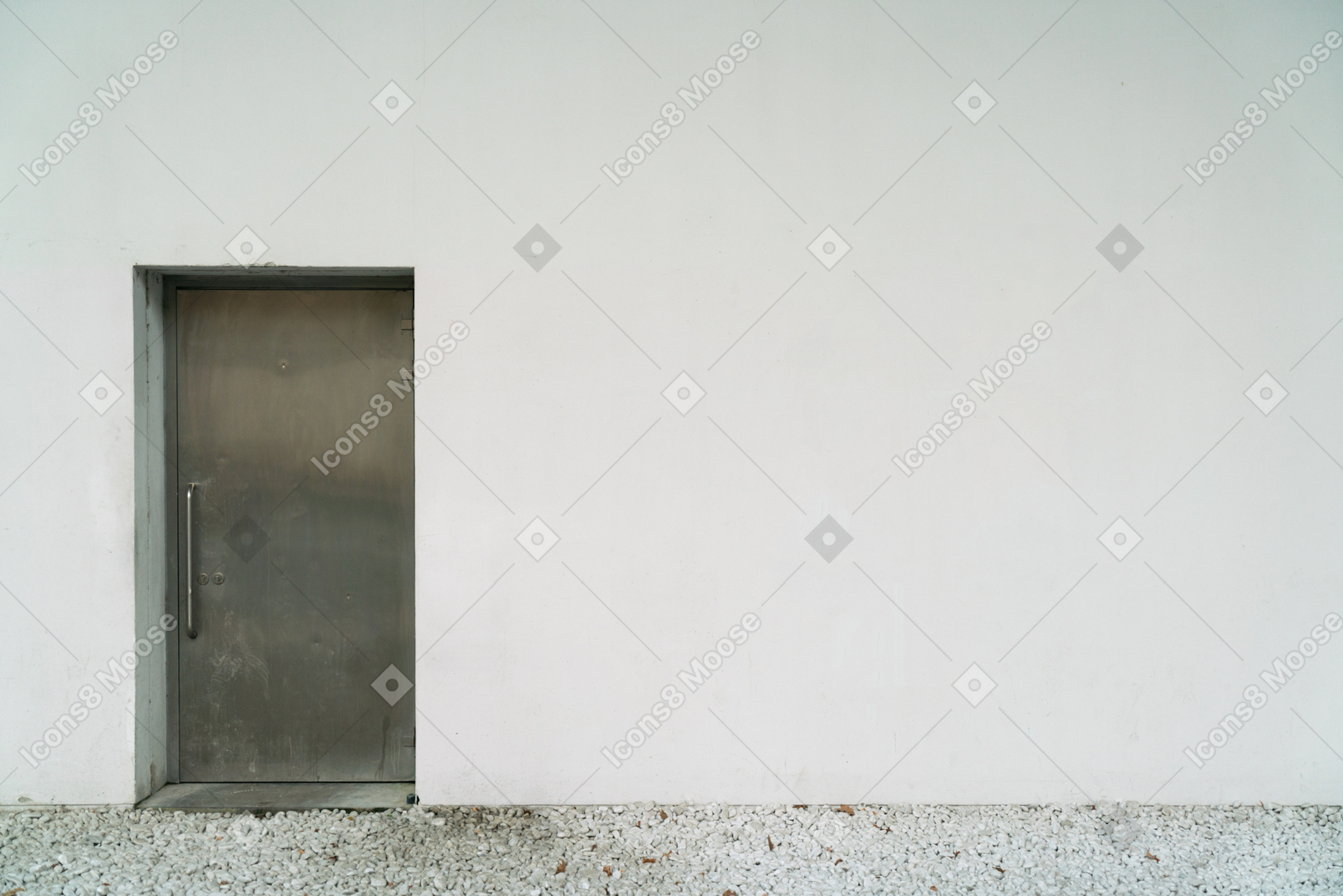 강철 문이 있는 흰 벽