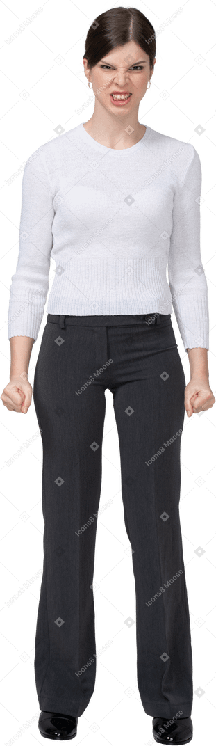 Vista frontal de uma mulher furiosa com roupas de escritório cerrando os punhos