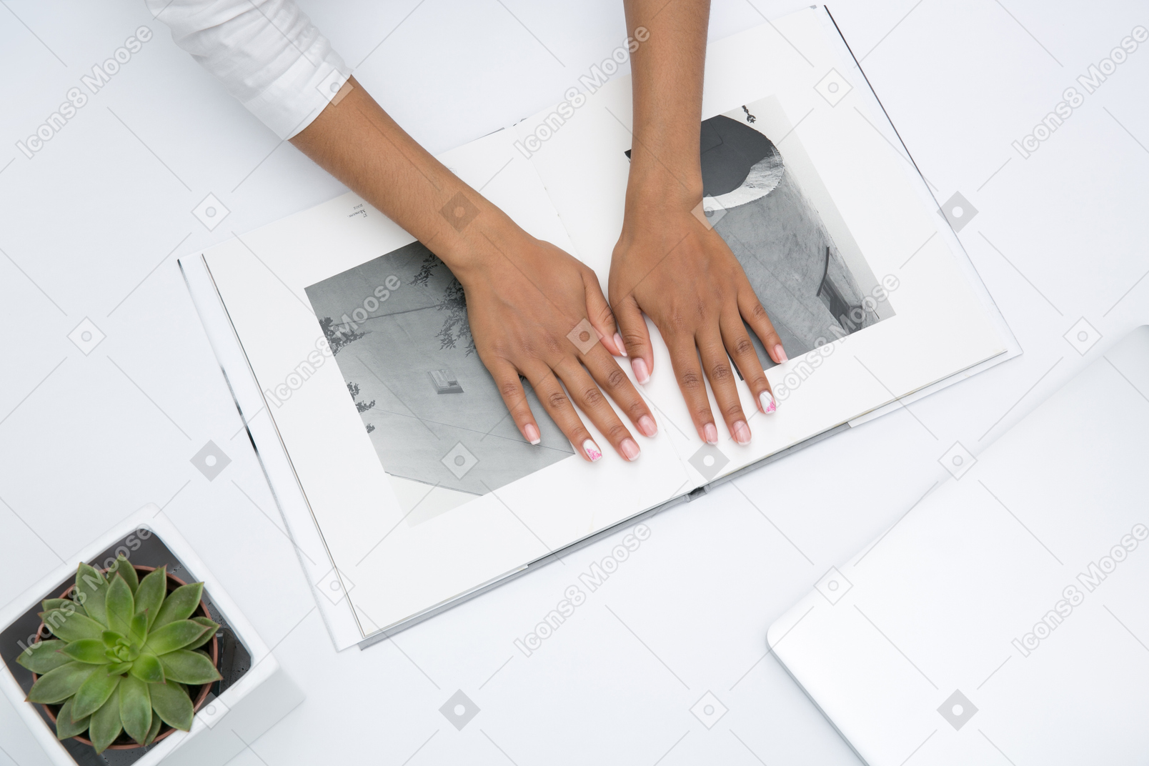 フォトアルバムの上に横たわる女性の手