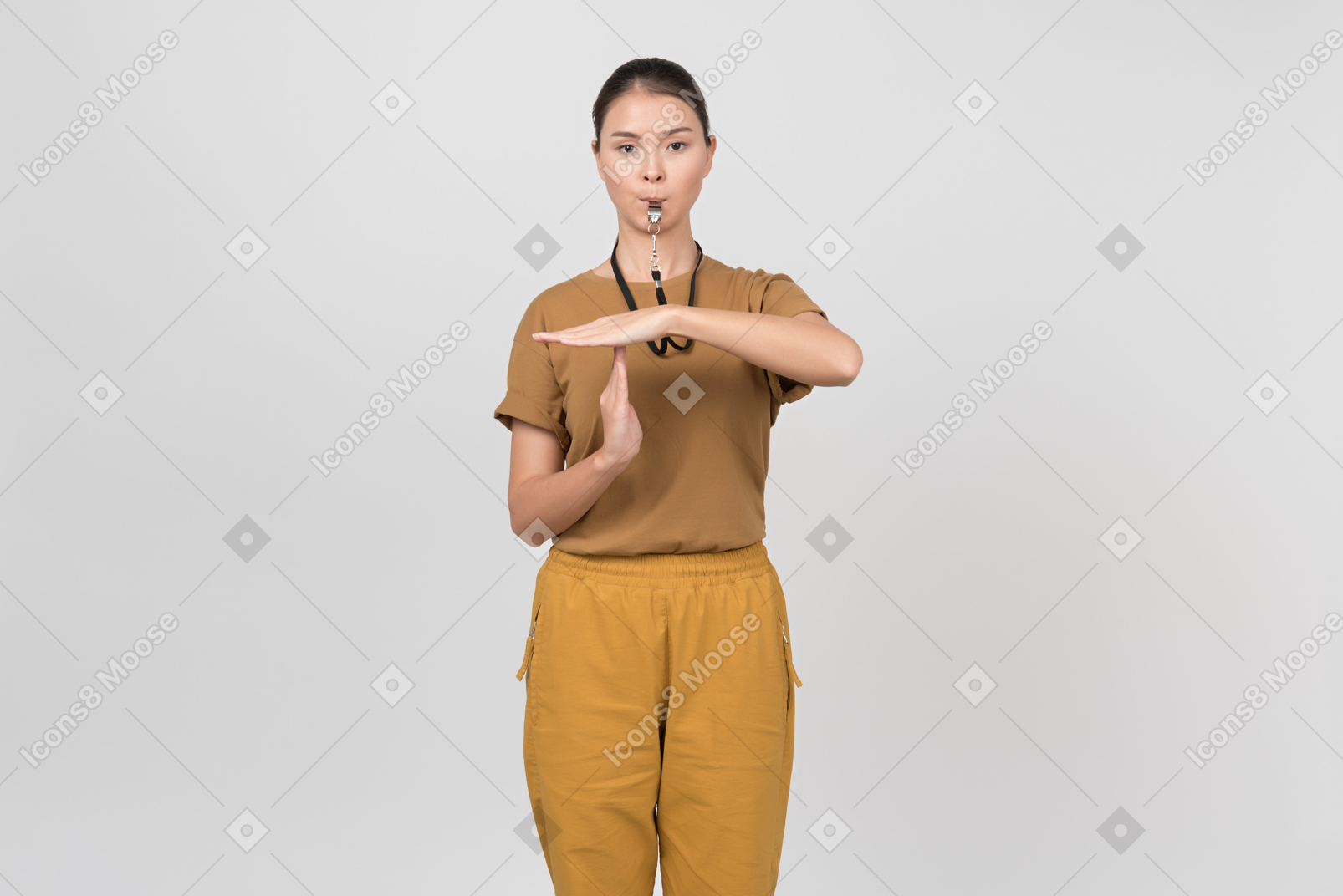 Женщина показывает знак разрыва руками и дует в свисток