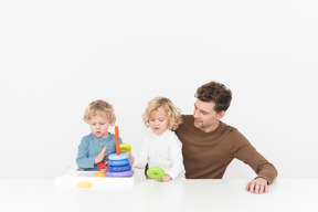 Padre jugando con sus hijos