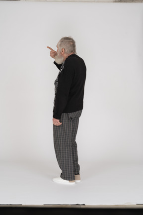 Anciano mostrando el dedo índice