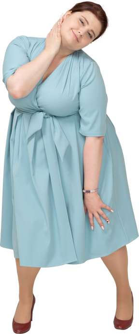 Vista frontal de uma mulher de vestido azul posando