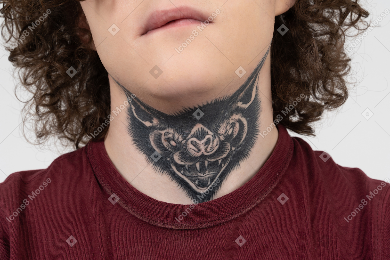 深色的少年，脖子上有捕食者的纹身