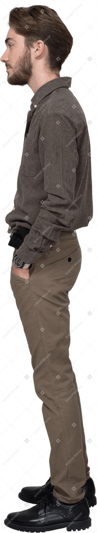 一个男人穿着休闲服把手放在口袋里的侧视图