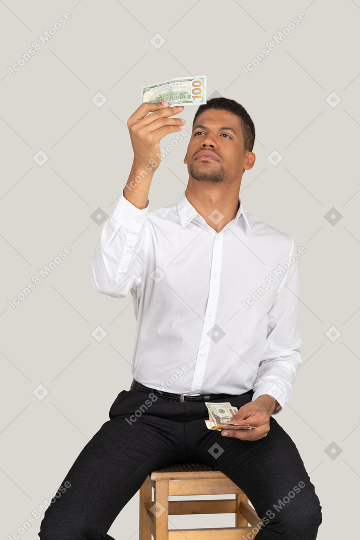 Hombre de negocios examinando dinero