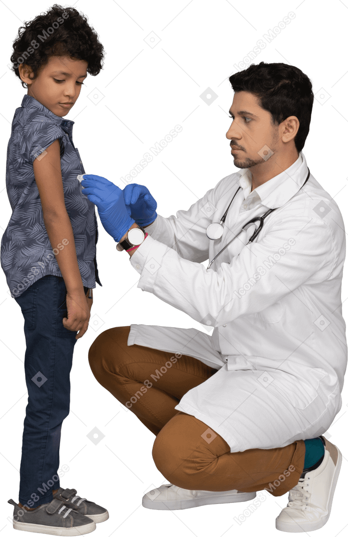 Doctor y niño después de la vacunación