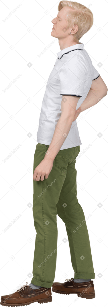 Seitenansicht eines jungen mannes mit rückenschmerzen