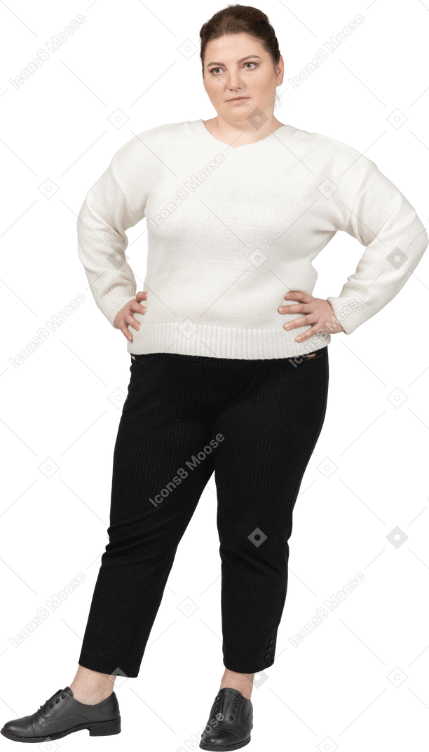 Пухлая женщина в белом свитере позирует