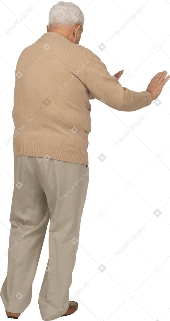 Vista traseira de um velho em roupas casuais, mostrando o gesto de parada