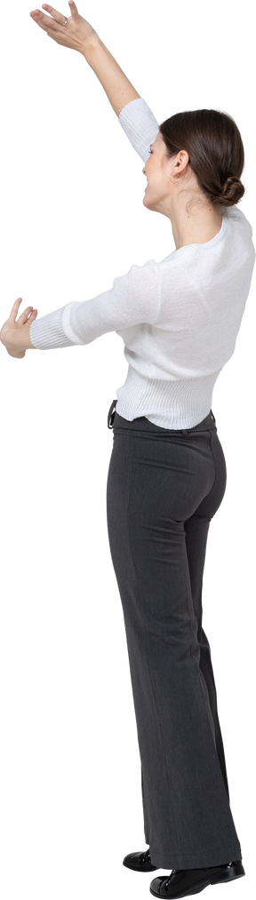 Vista lateral de uma mulher de calça preta e blusa branca mostrando o tamanho de algo