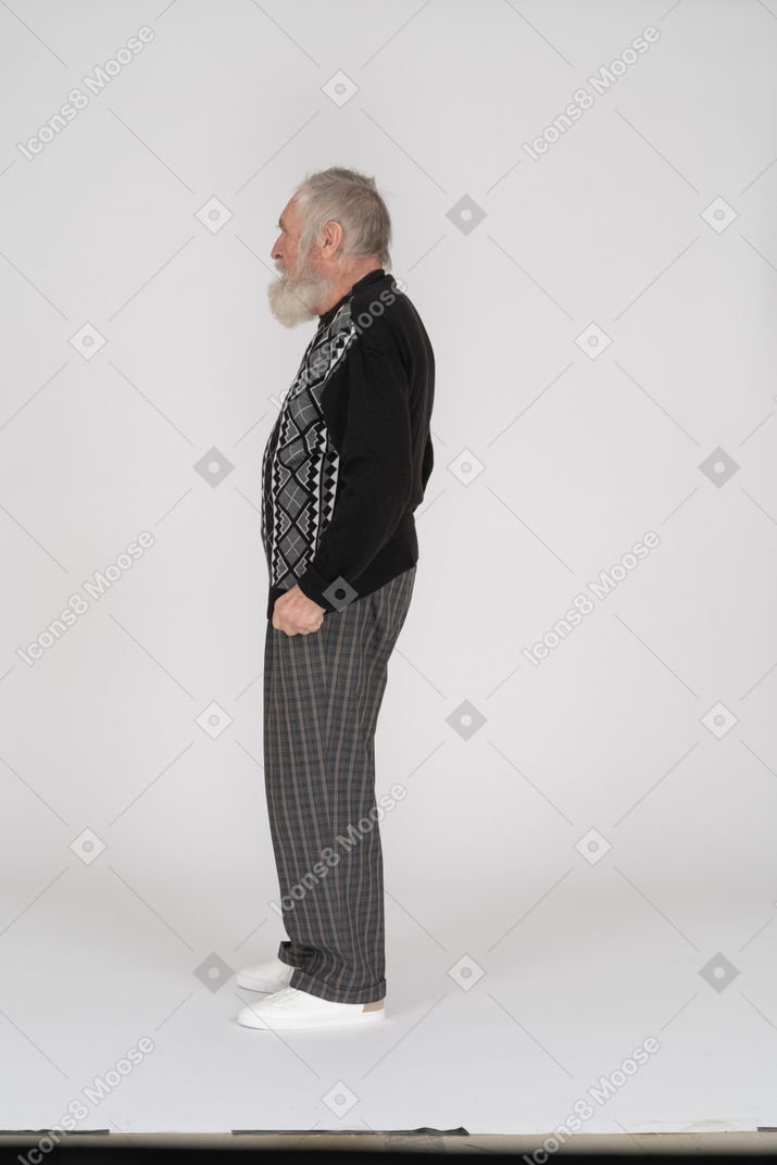 Vista lateral de um velho em roupas casuais, olhando para longe