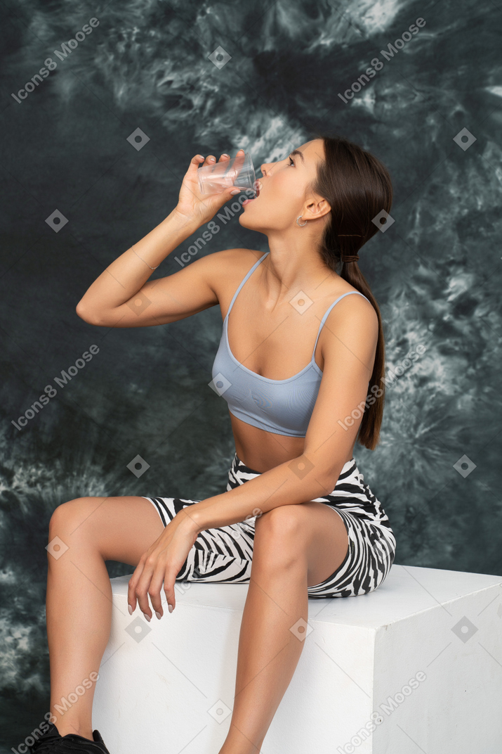 Close-up a female athlete drinking water