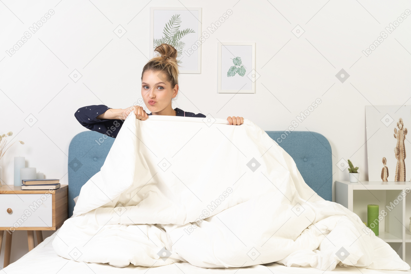 잠옷에 찡그린 젊은 여자가 침대에 머물고있는 담요 뒤에 숨어있는 전면보기