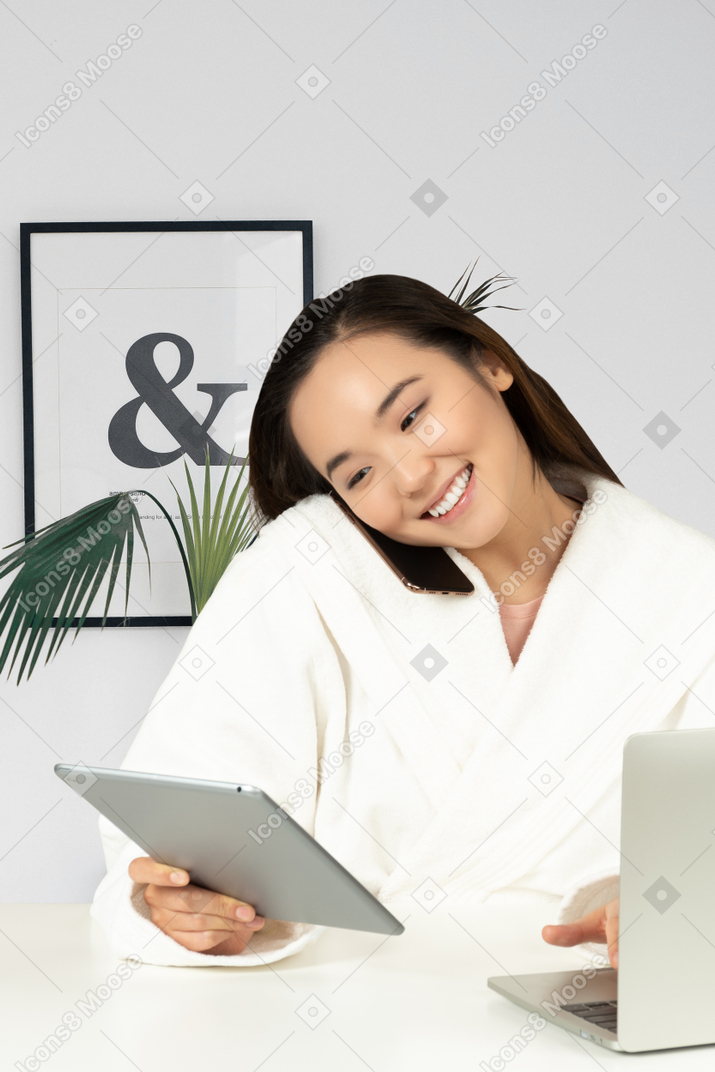 Jeune femme travaillant sur un ordinateur portable