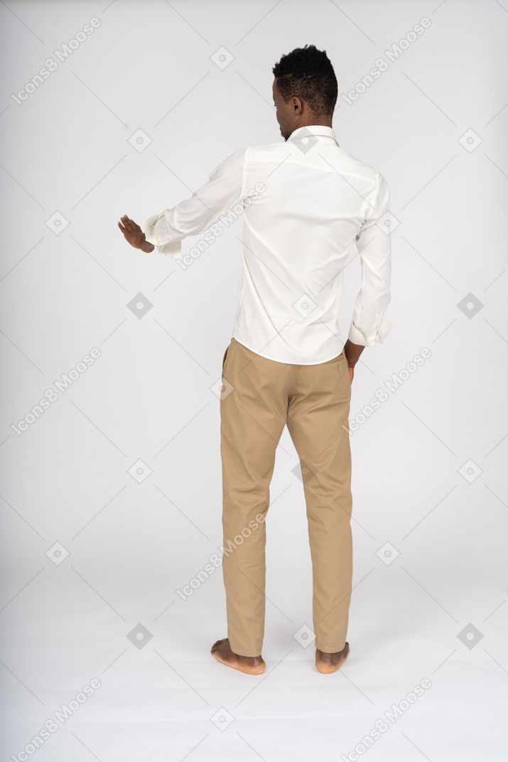 Homme en chemise blanche debout