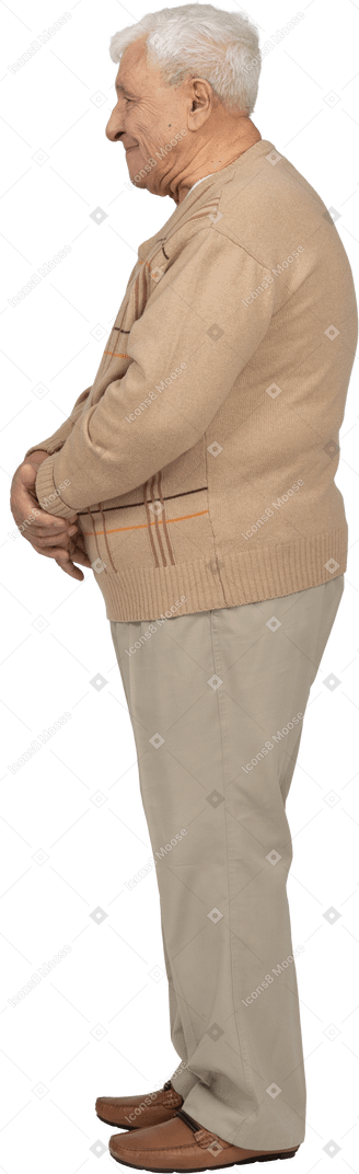 Vista lateral de un anciano feliz con ropa informal