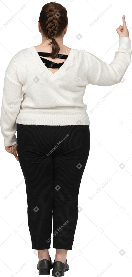 Frau in übergröße in freizeitkleidung, die mit dem finger nach oben zeigt