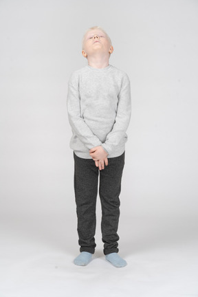 Vue de face d'un garçon enfant fatigué dans des vêtements décontractés