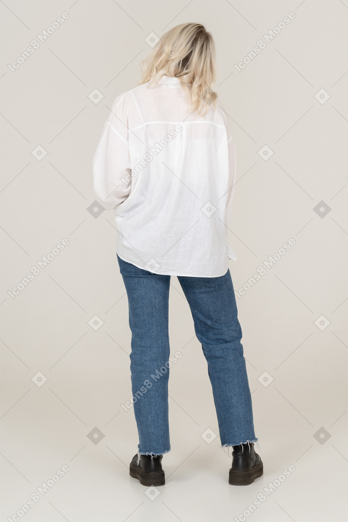 Vista traseira de uma mulher loira em roupas casuais inclinando a cabeça