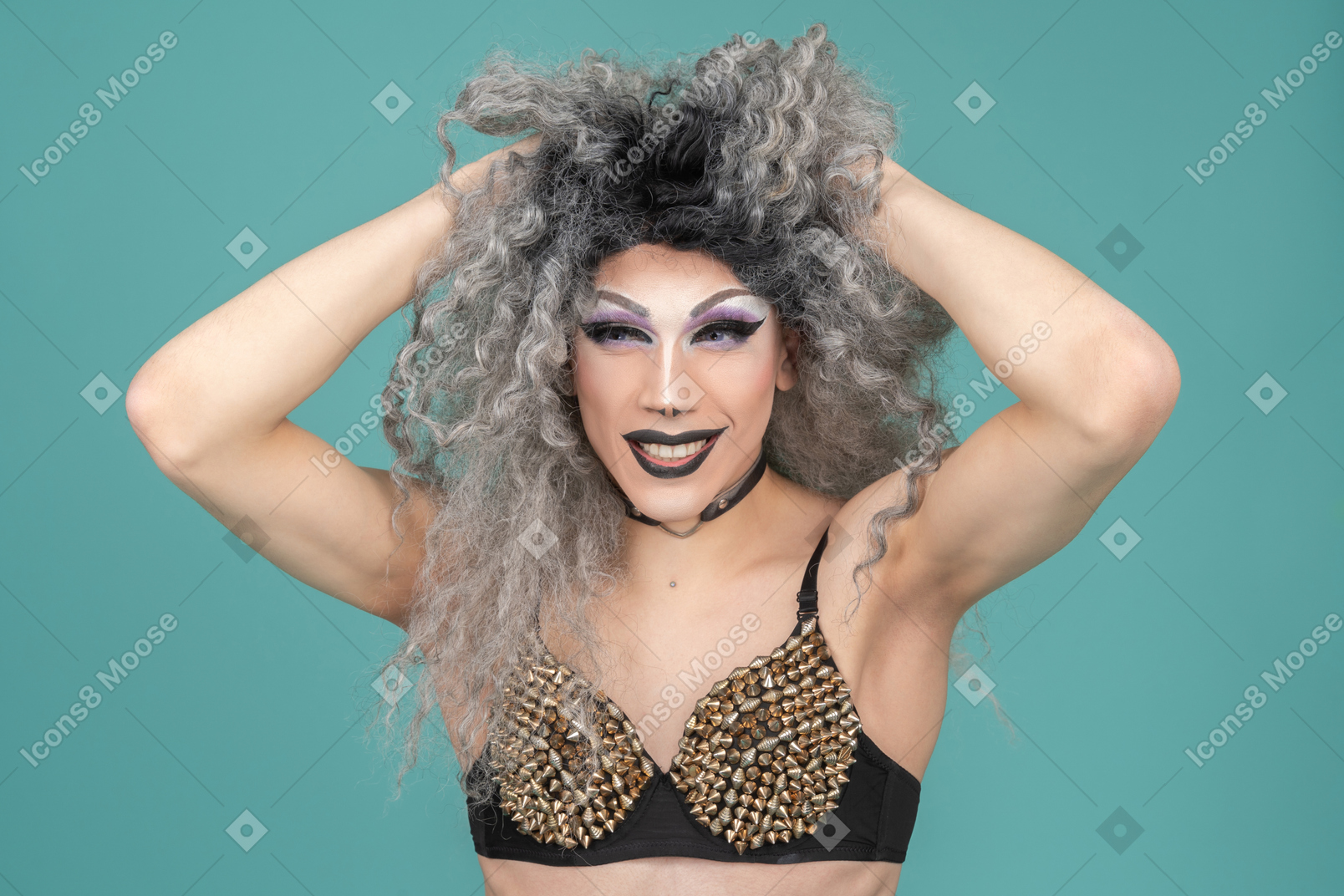 Drag queen en soutien-gorge clouté ébouriffant leurs cheveux
