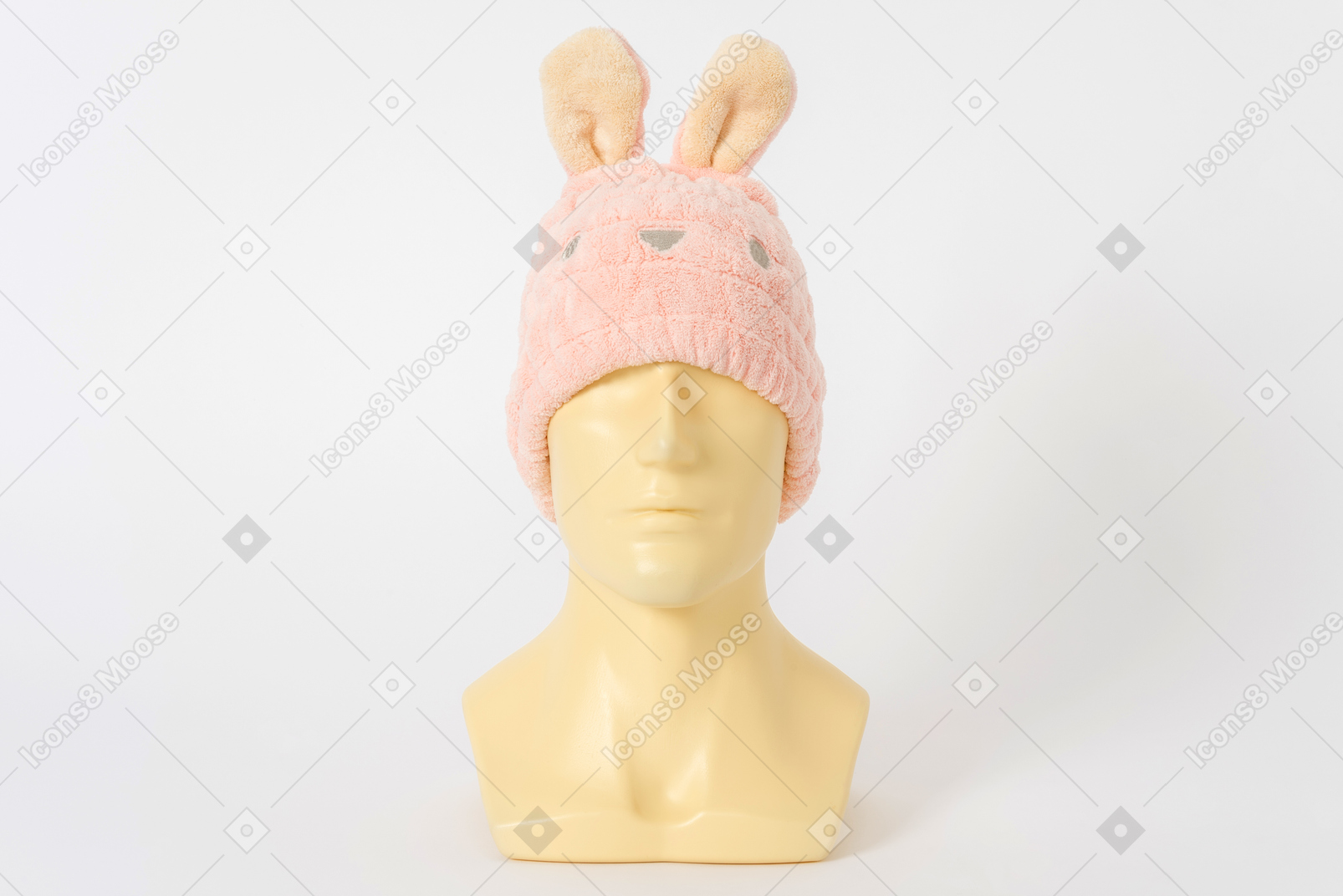 在模特头上的粉红色兔子帽子