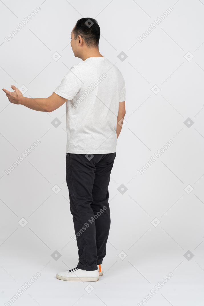 Man in casual clothes explaining something