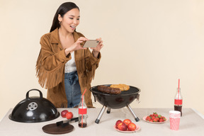 Jeune fille asiatique ayant des problèmes avec barbecue