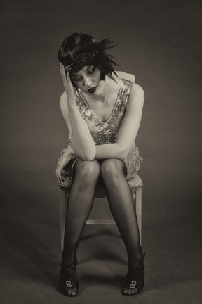 Ritratto in bianco e nero di una donna triste stile vintage