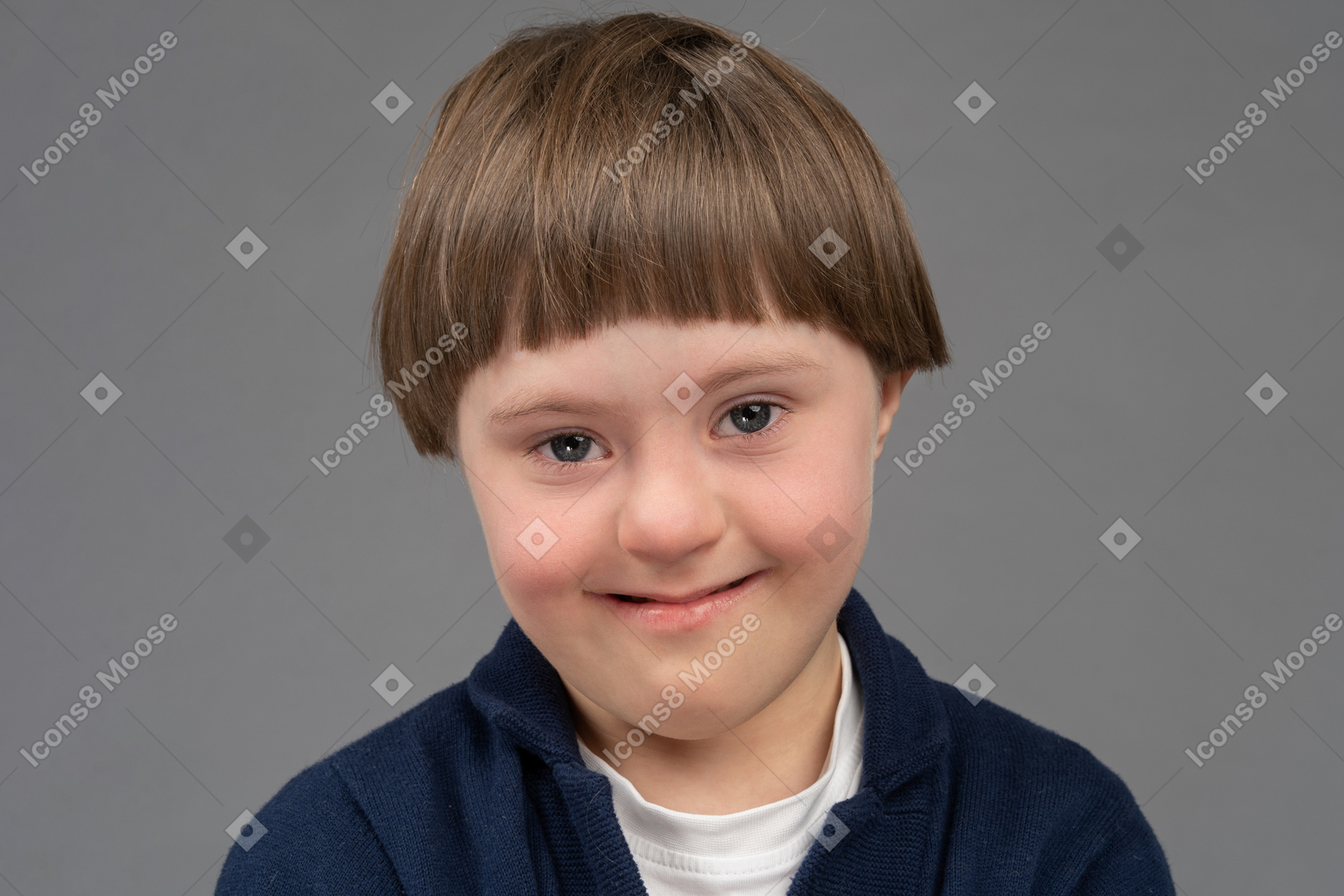 Портрет улыбающегося мальчика в голову
