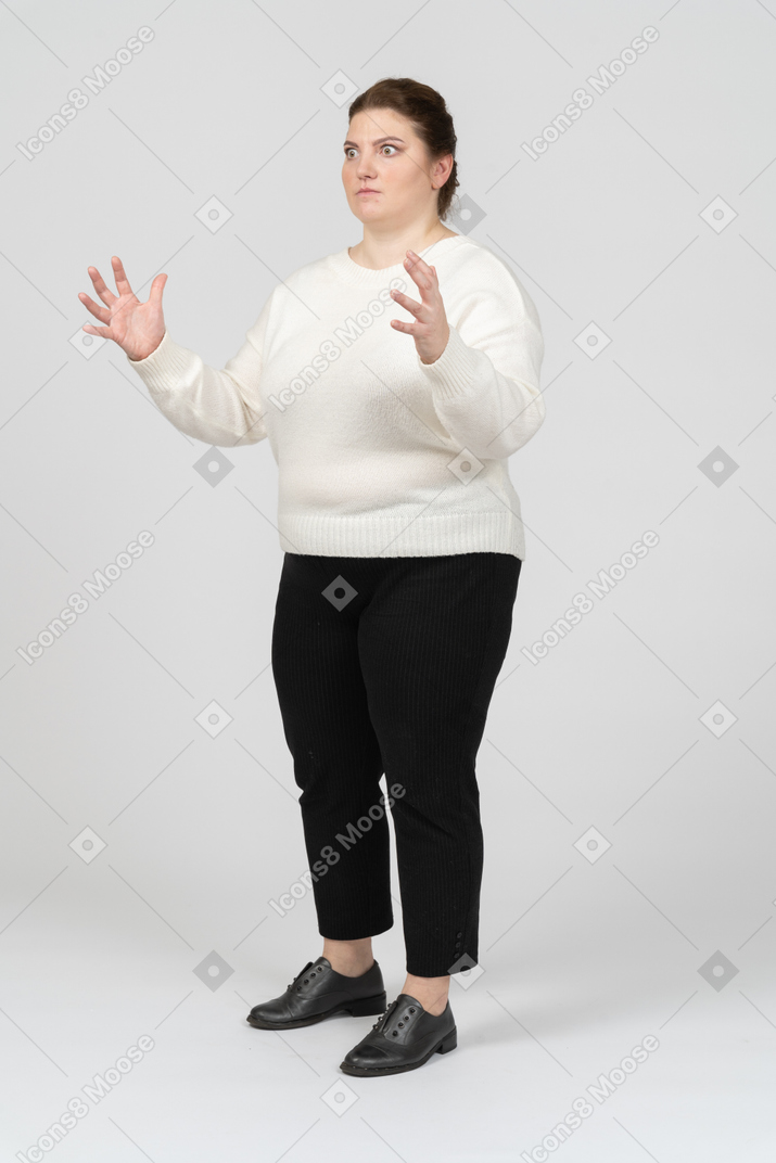 カジュアルな服を身振りで示すプラスサイズの女性の側面図