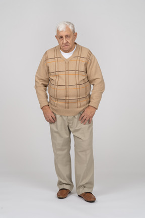 Vista frontal de un anciano con ropa informal