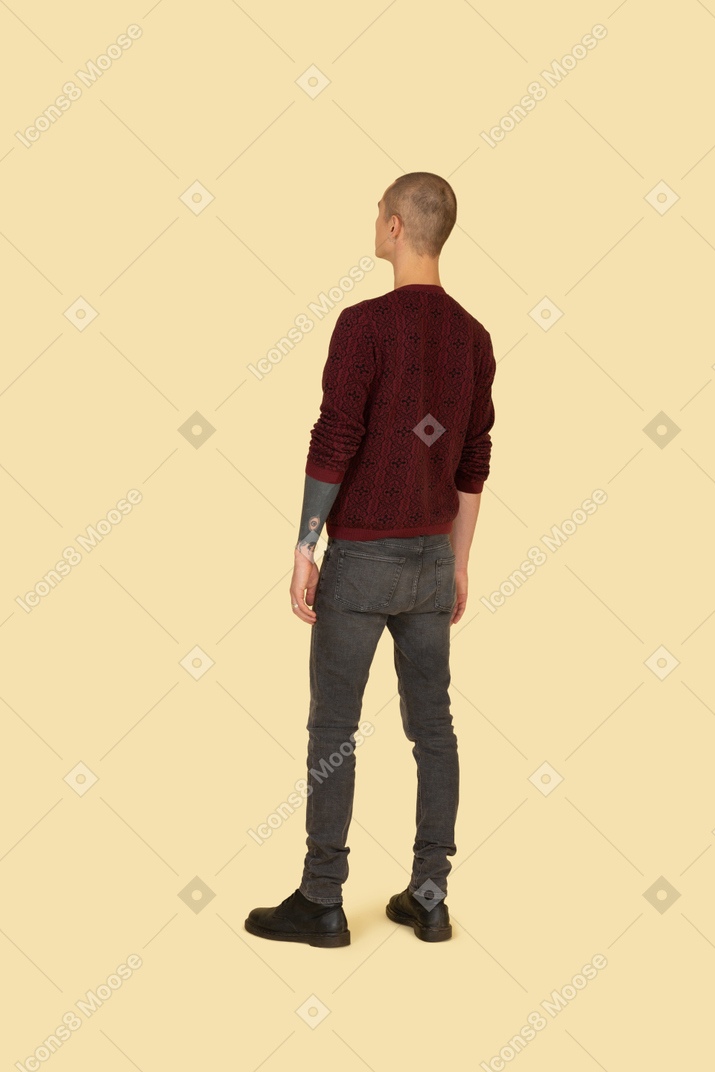 Vista traseira de três quartos de um homem desconhecido em um suéter vermelho