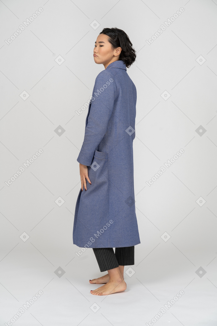 Vista posteriore di una donna sconvolta in cappotto
