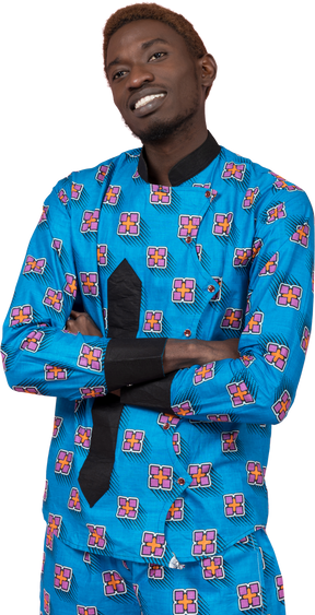 Homme noir en pyjama bleu souriant