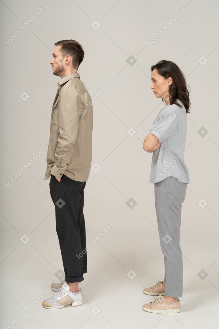 Vista lateral de una pareja joven enojada
