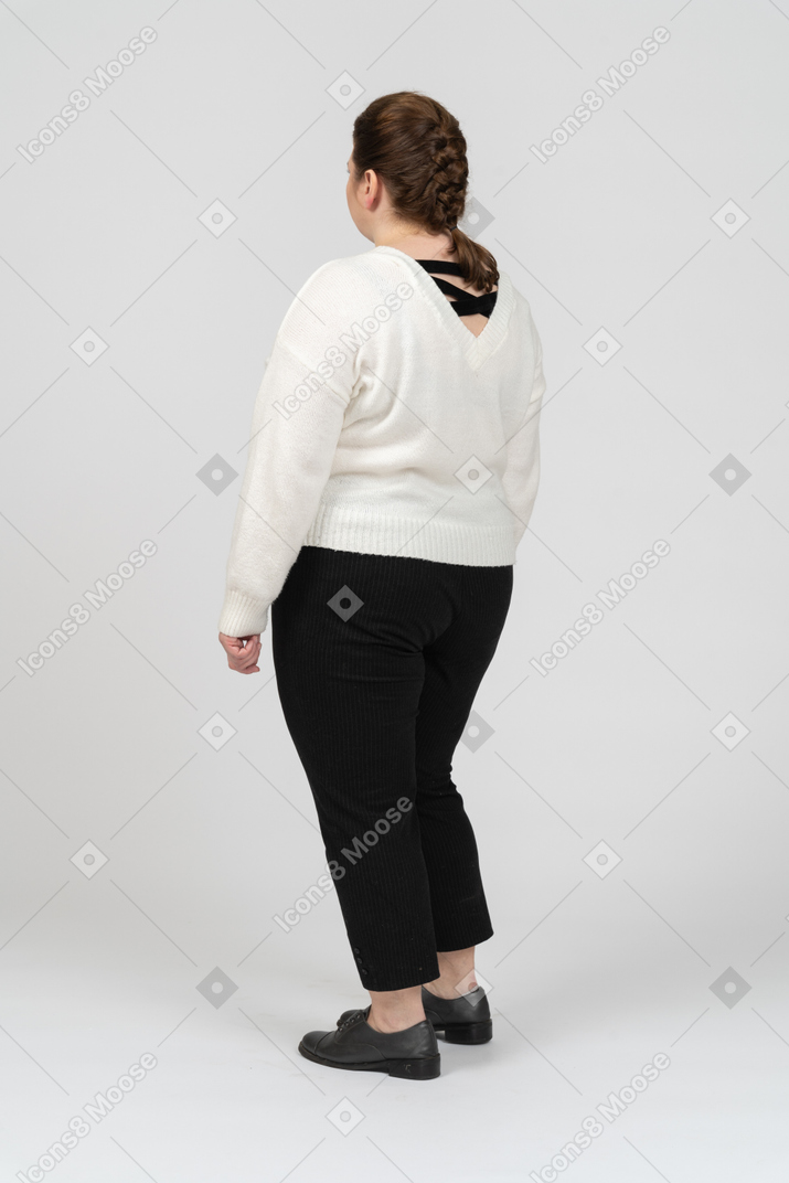 Taglie forti donna in maglione bianco in piedi