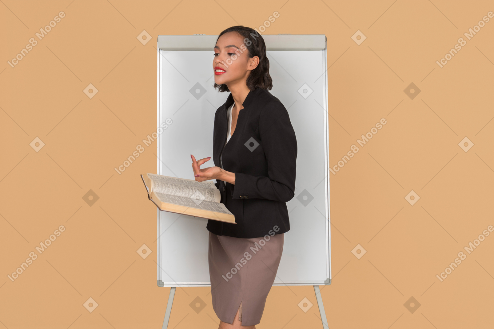 Mulher afro atraente em pé pelo whiteboard