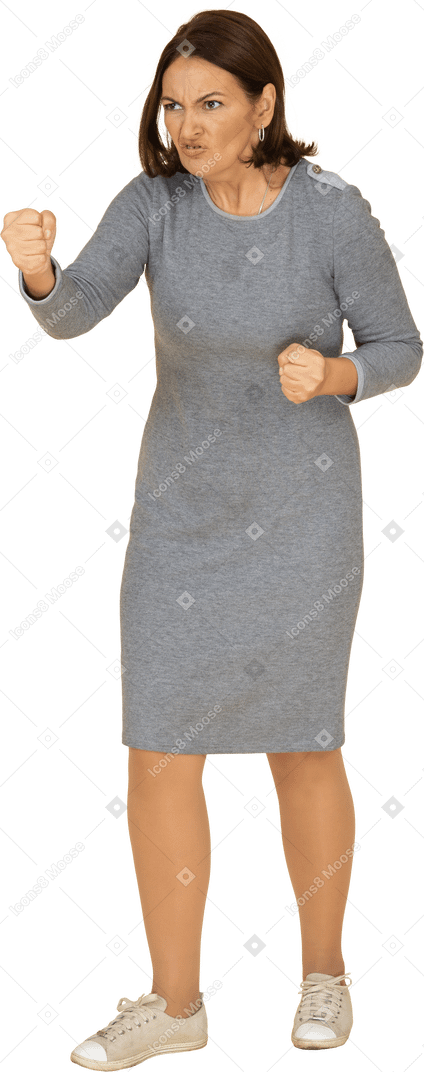 Vista frontal de uma mulher zangada em um vestido cinza