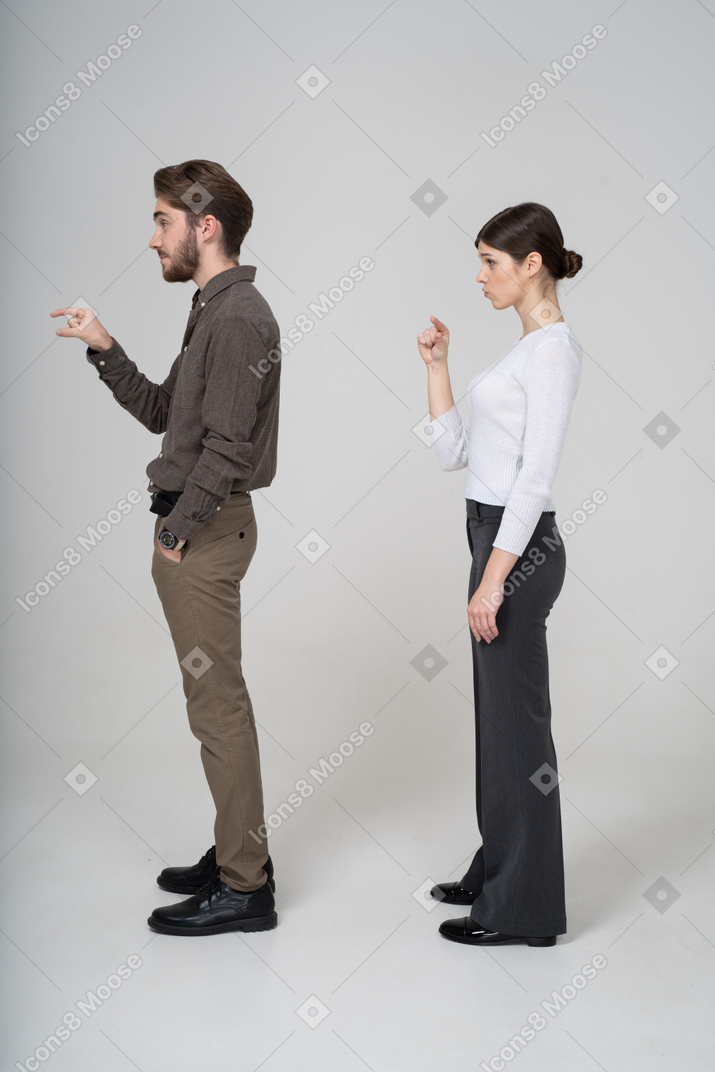 一对年轻夫妇穿着办公室服装的侧视图，显示某物的大小