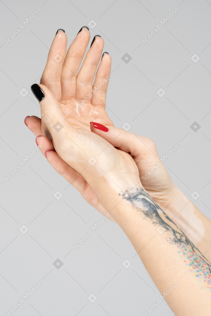 문신 된 여성 손