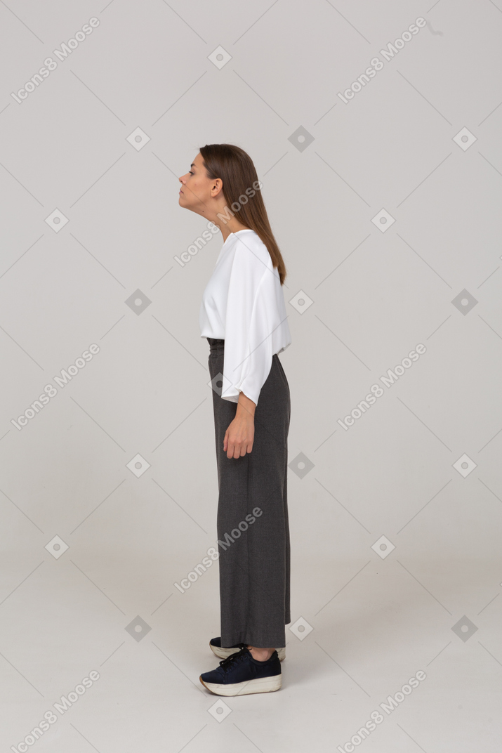 Vista lateral de uma jovem com roupas de escritório esticando o pescoço