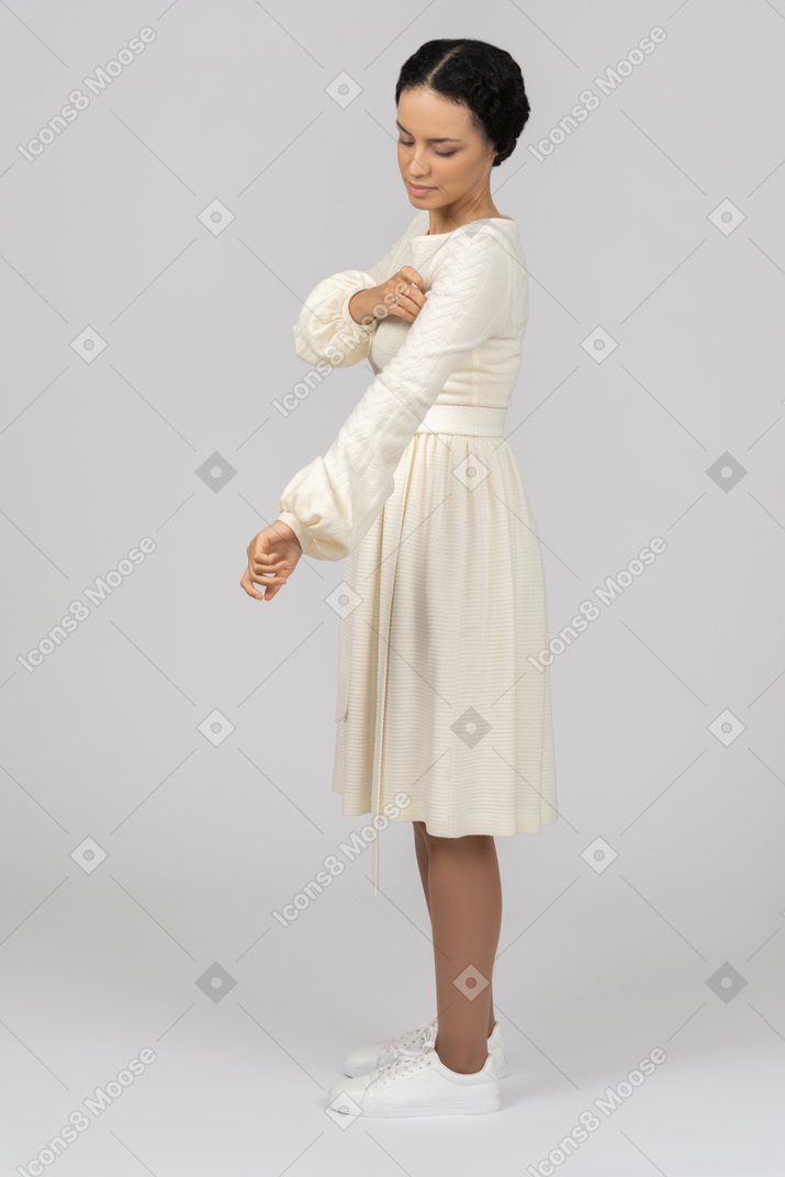 Mujer bonita ajustando su vestido