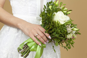 Bellissimo bouquet da sposa di fiori bianchi