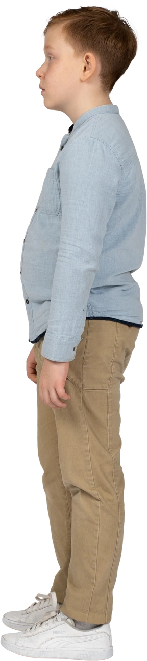 Ragazzo triste in piedi di profilo