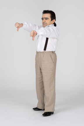 Hombre de mediana edad mostrando dos pulgares hacia abajo