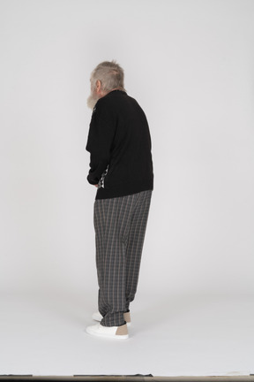 Vista posteriore di un uomo anziano in piedi