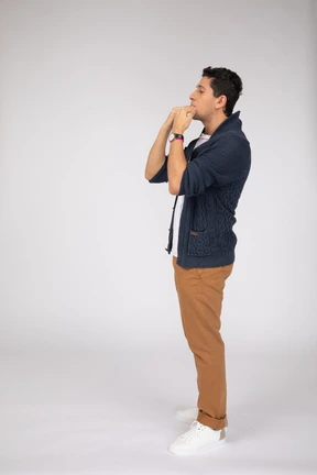 Uomo in abiti casual in piedi